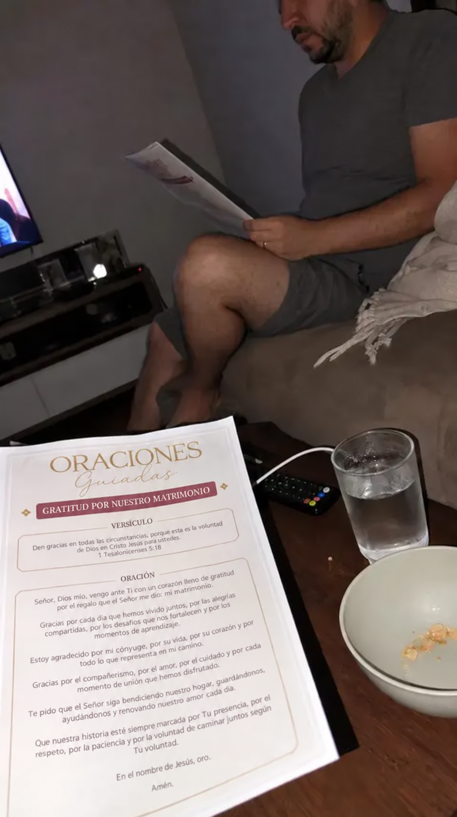 Pareja en un momento de oración guiada